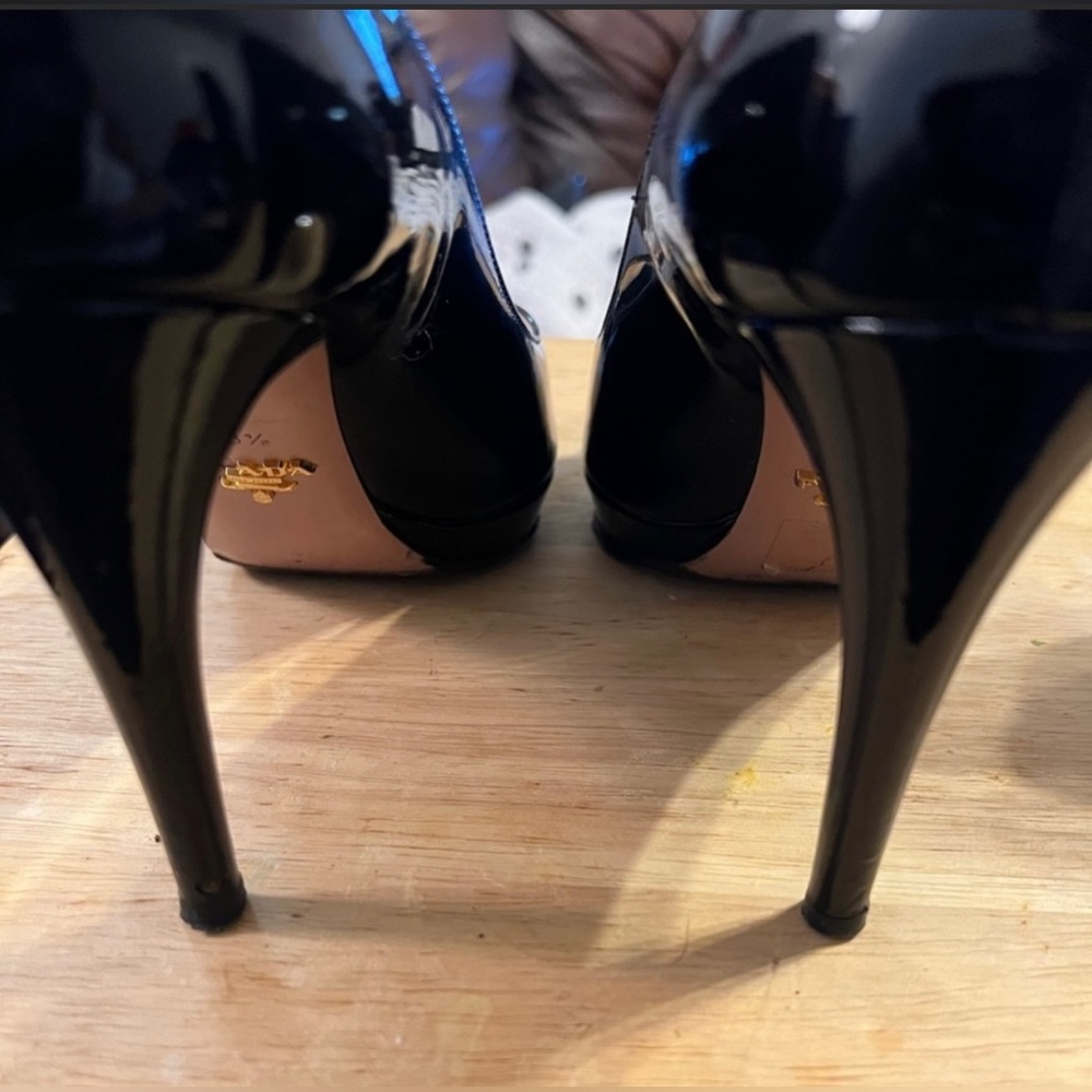 Prada peptoe Patent Leather Pumps are a size 8. - Picture 6 of 8